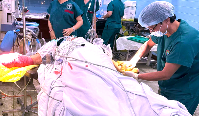 Bệnh viện Chấn thương chỉnh hình cứu bệnh nhân bị máy cắt lìa 2 cẳng tay - Ảnh 1.