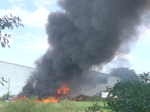 Cháy bãi phế liệu ở TP.HCM khiến khu dân cư hoảng sợ