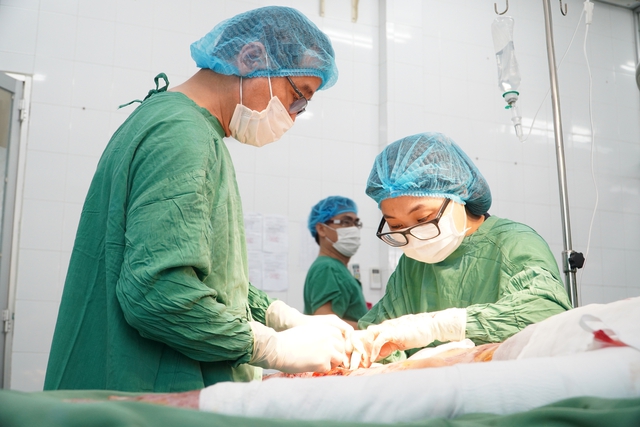 Hai bệnh viện hạng Đặc biệt trắng đêm ghép tạng xuyên Việt - Ảnh 1.