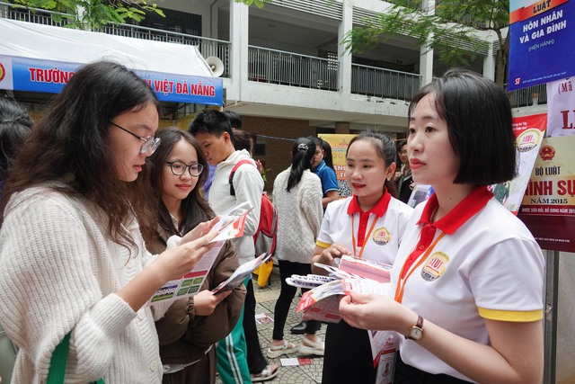 Học sinh thích thú trải nghiệm khoa học, robot ở Chương trình Tư vấn mùa thi   - Ảnh 10.