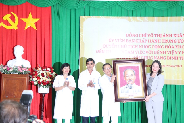 Quyền Chủ tịch nước Võ Thị Ánh Xuân thăm, tặng quà các bác sĩ ở Bình Thuận - Ảnh 2.