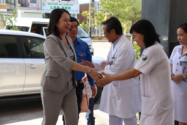 Quyền Chủ tịch nước Võ Thị Ánh Xuân thăm, tặng quà các bác sĩ ở Bình Thuận - Ảnh 1.