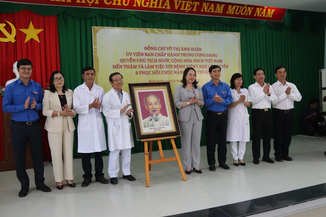 Quyền Chủ tịch nước Võ Thị Ánh Xuân thăm, tặng quà các bác sĩ ở Bình Thuận - Ảnh 5.