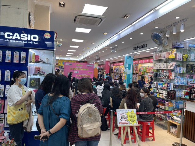 Xếp hàng xuyên đêm ở TP.HCM để gặp các tác giả Nhật Bản ký trên sách Manga - Ảnh 10.
