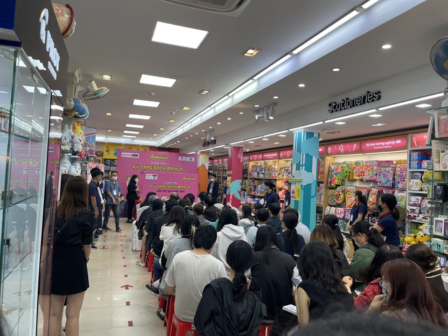 Xếp hàng xuyên đêm ở TP.HCM để gặp các tác giả Nhật Bản ký trên sách Manga - Ảnh 8.