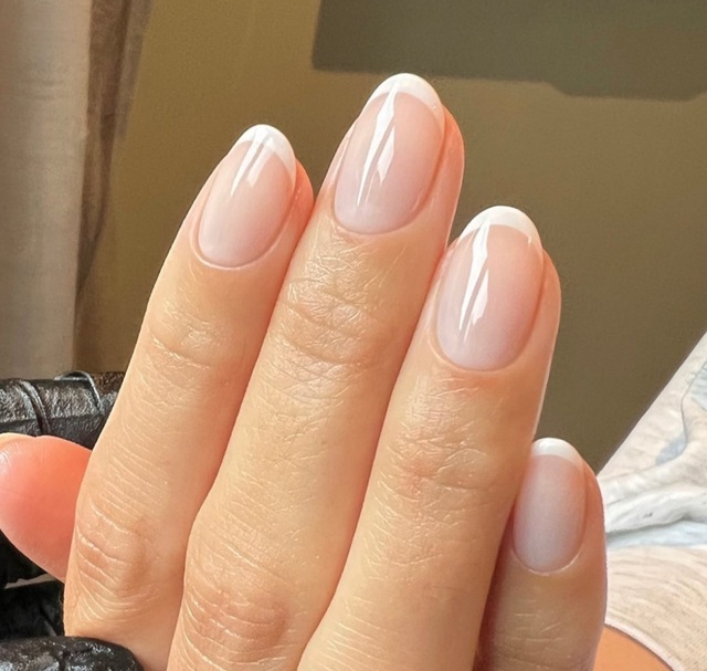 Màu nail tự nhiên chiếm sóng thời trang 2023 khiến các cô nàng sốt sình sịch  - Ảnh 20.