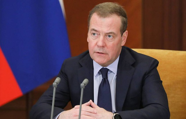 Ông Medvedev cảnh báo 'tận thế' nếu phương Tây vẫn bơm vũ khí cho Ukraine - Ảnh 1.