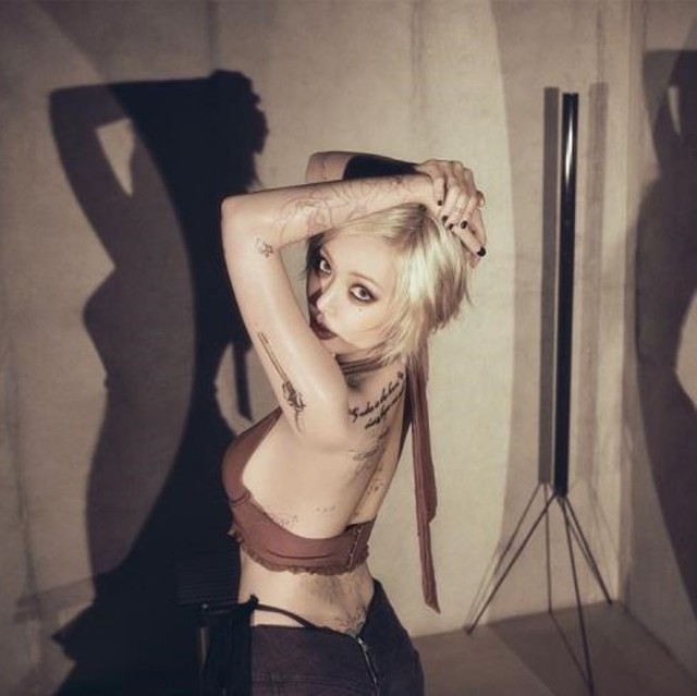 Bộ ảnh kỷ niệm 16 năm debut của HyunA mang đầy chất rock và nổi loạn - Ảnh 3.