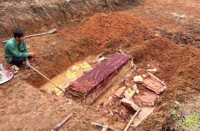 Phát hiện ngôi mộ trong quan ngoài quách khi đào móng nhà - Ảnh 1.