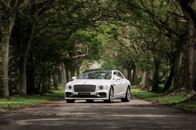 Một ngày làm 'ông chủ' cầm lái Bentley Flying Spur Hybrid   - Ảnh 1.