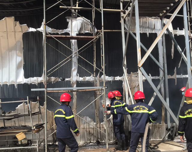 Bình Phước: Cháy lớn tại công ty sản xuất gỗ trong KCN Minh Hưng 3 - Ảnh 2.