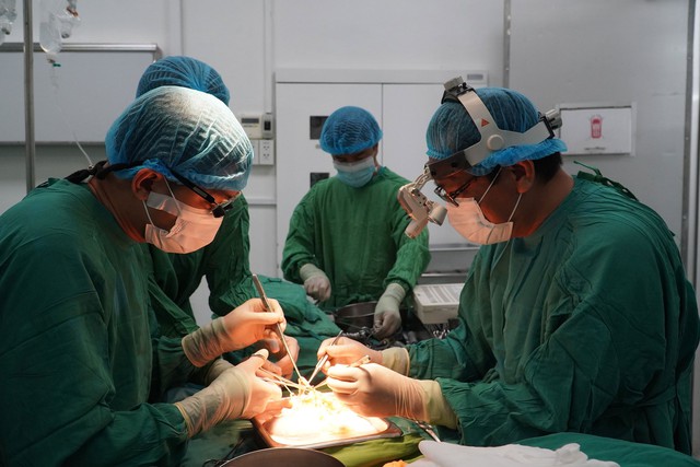 Hai bệnh viện hạng đặc biệt phối hợp thực hiện ghép tạng 'xuyên Việt' - Ảnh 1.