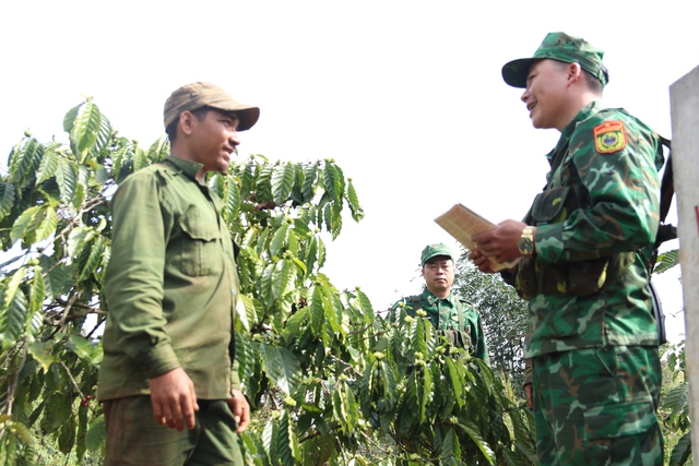 Người dân yên tâm làm rẫy khi Bộ đội liên tục tuần tra, kiểm soát biên giới - Ảnh 10.