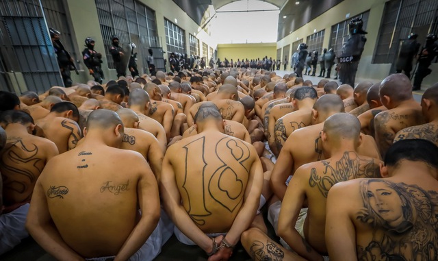 Cận cảnh siêu nhà tù của El Salvador tiếp nhận tù nhân mới  - Ảnh 4.