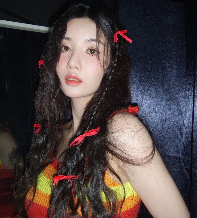 Sau tóc thẳng, những bím tóc tết siêu nhỏ được các idol xứ Hàn thích mê mẩn - Ảnh 2.