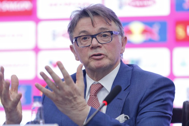 HLV Troussier: Tôi có cách làm việc khác ông Park Hang-seo - Ảnh 1.