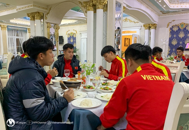 Các cầu thủ U.20 Việt Nam ăn nhẹ tại khách sạn