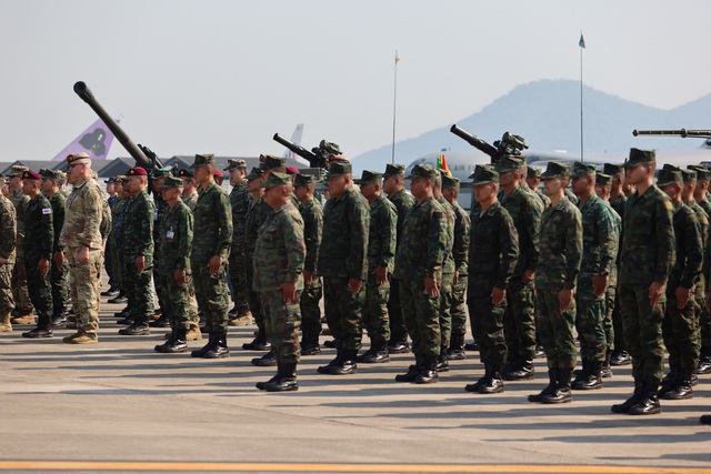Binh sĩ dự nghi thức khai mạc tại sân bay quốc tế U-Tapao, tỉnh Rayong ngày 27.2