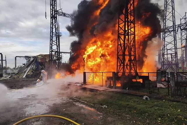 Lực lượng cứu hỏa Ukraine dập đám cháy cơ sở điện sau một cuộc tấn công của Nga