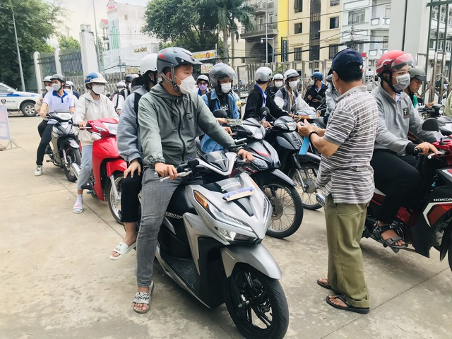 Cổ động viên vượt hơn 80 km đến sân vận động Cần Thơ cổ vũ đội nhà - Ảnh 3.