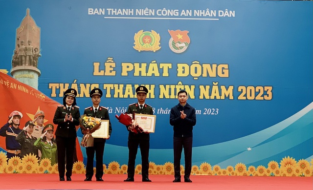 Anh Nguyễn Minh Triết trao bằng khen cho đoàn viên thanh niên Công an - Ảnh 1.