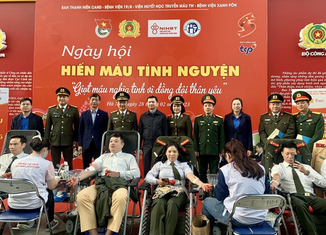 Anh Nguyễn Minh Triết trao bằng khen cho đoàn viên thanh niên Công an - Ảnh 4.