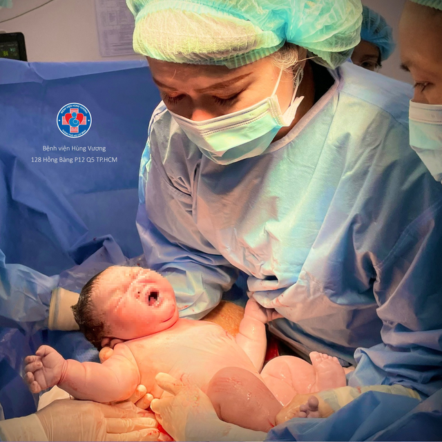 Bé trai chào đời nặng 5,8 kg tại Bệnh viện Hùng Vương TP.HCM - Ảnh 1.