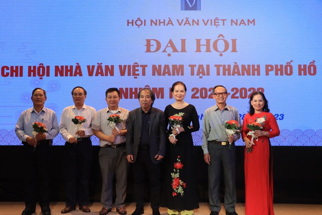 Nhà thơ Khét nói gì nhận giải thưởng Tác giả trẻ Hội Nhà văn Việt Nam  - Ảnh 8.