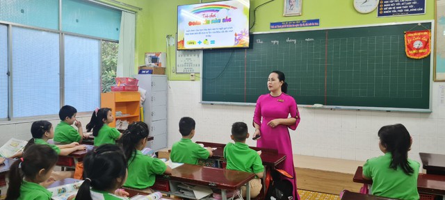 Cô giáo tiểu học TP.HCM nhớ mãi lần học trò ôm gà đi tặng - Ảnh 2.
