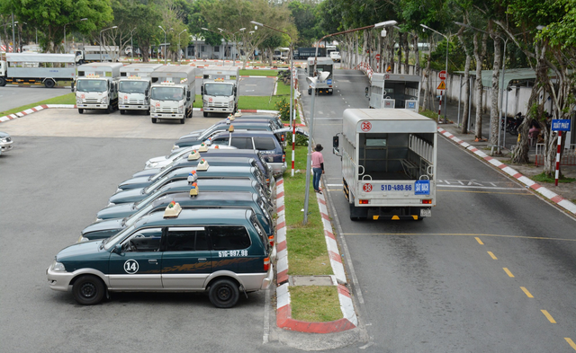 Phí học lái xe ô tô tại các trung tâm đồng loạt gia tăng - Ảnh 1.