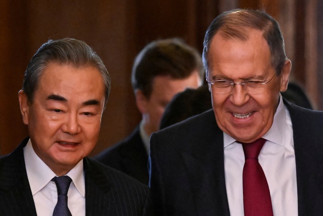 Chủ nhiệm Văn phòng Ủy ban Công tác đối ngoại trung ương Trung Quốc Vương Nghị và Ngoại trưởng Nga Sergei Lavrov tại Moscow ngày 22.2