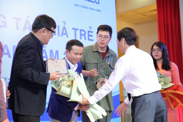 Nhà thơ Khét nói gì nhận giải thưởng Tác giả trẻ Hội Nhà văn Việt Nam  - Ảnh 5.