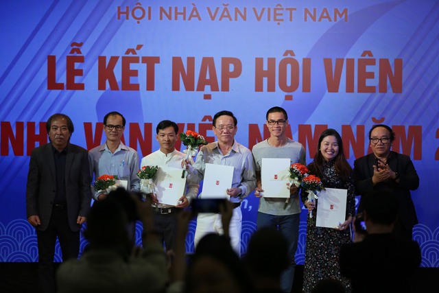Nhà thơ Khét nói gì nhận giải thưởng Tác giả trẻ Hội Nhà văn Việt Nam  - Ảnh 7.