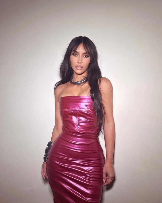 Dù chật vật leo cầu thang, Kim Kardashian vẫn yêu thích váy bodycon - Ảnh 7.