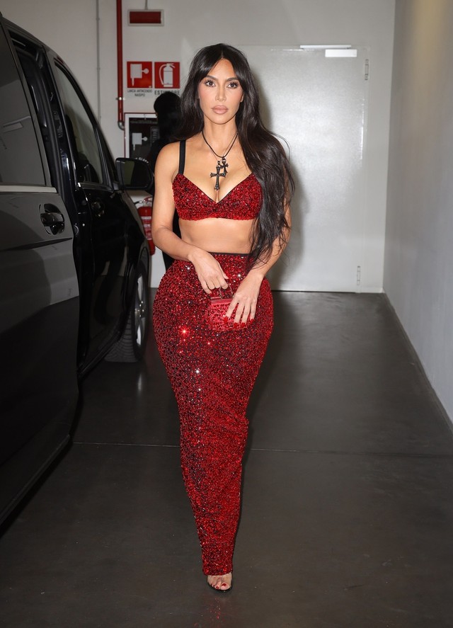 Dù chật vật leo cầu thang, Kim Kardashian vẫn yêu thích váy bodycon - Ảnh 1.