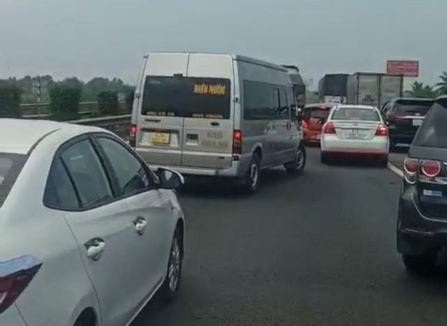Tai nạn trên cao tốc cao tốc TP.HCM - Trung Lương gây kẹt xe hơn 2 km - Ảnh 2.