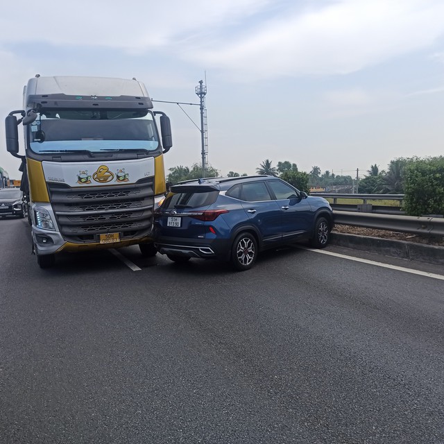 Tai nạn trên cao tốc cao tốc TP.HCM - Trung Lương gây kẹt xe hơn 2 km - Ảnh 1.