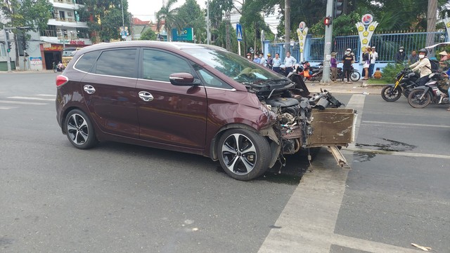 Bình Phước: Xe cứu thương va chạm xe 7 chỗ giữa ngã tư, nữ tài xế may mắn thoát nạn - Ảnh 1.