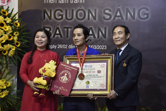 Ca sĩ Cao Thái Sơn mua 'tranh ngược kính' của kỷ lục gia mừng như được vàng - Ảnh 2.