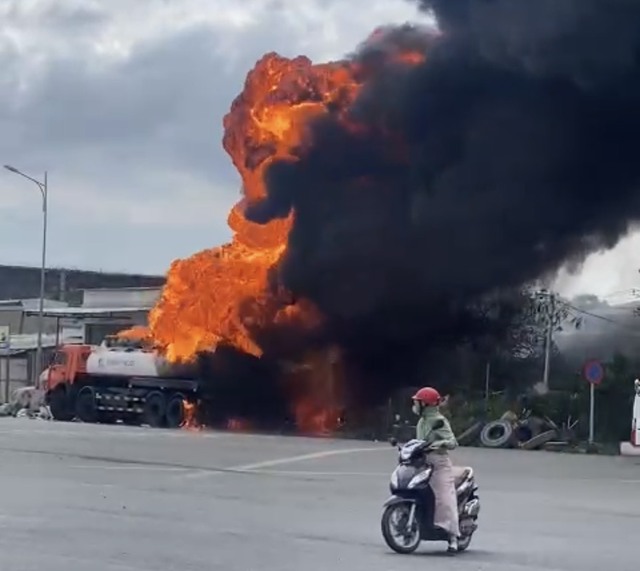 TP.HCM: Cháy xe bồn chở khoảng 20.000 lít xăng, lan sang nhiều nhà dân - Ảnh 1.