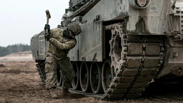 Binh sĩ Mỹ đang bảo dưỡng xe M1 Abrams trong một cuộc tập trận bắn đạn thật phối hợp