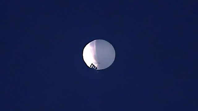 'Khinh khí cầu do thám' của Trung Quốc xuất hiện trên bầu trời Mỹ - Ảnh 1.