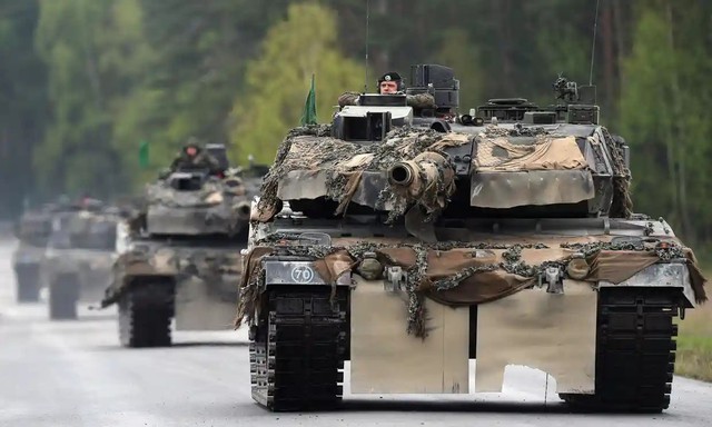 Xe tăng Leopard 2A6 trong một cuộc tập trận ở Grafenwoehr, Đức