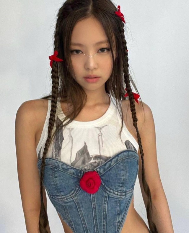 Sao Hàn rủ nhau trẻ hóa bằng kiểu tóc mới: Jennie thắt tóc nơ, Haerin buộc tóc hai bên - Ảnh 11.