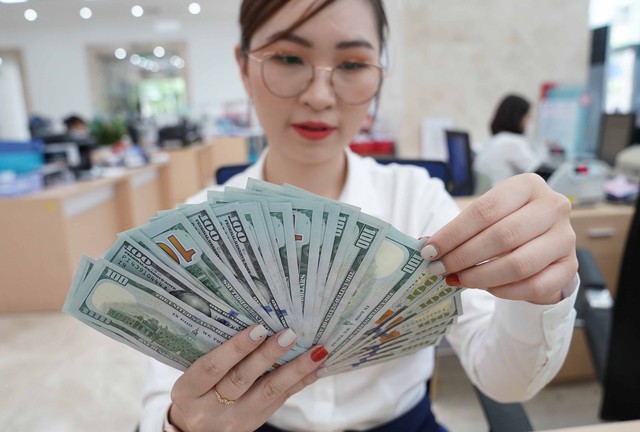 Giá USD hôm nay 3.2.2023: Ngân hàng giao dịch USD thấp hơn giá nhà nước - Ảnh 1.