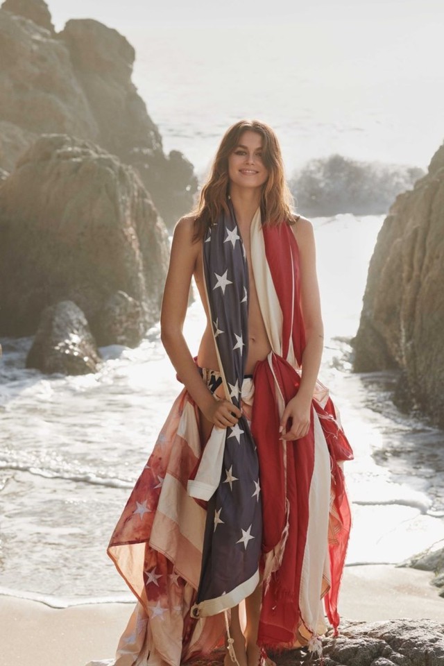 Con gái siêu mẫu Cindy Crawford,  Kaia Gerber khoe body nóng bỏng trên bãi biển - Ảnh 5.