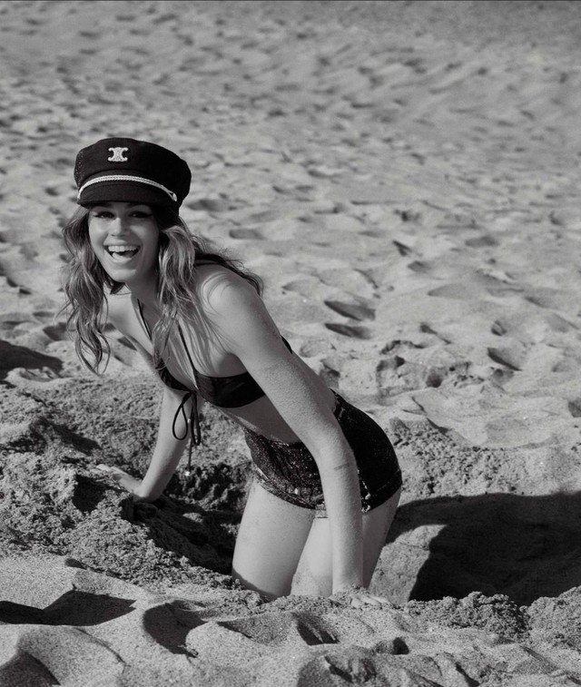 Con gái siêu mẫu Cindy Crawford,  Kaia Gerber khoe body nóng bỏng trên bãi biển - Ảnh 1.