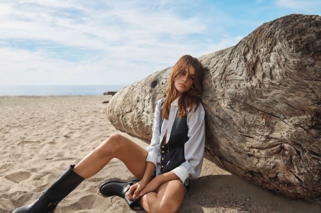 Con gái siêu mẫu Cindy Crawford,  Kaia Gerber khoe body nóng bỏng trên bãi biển - Ảnh 6.
