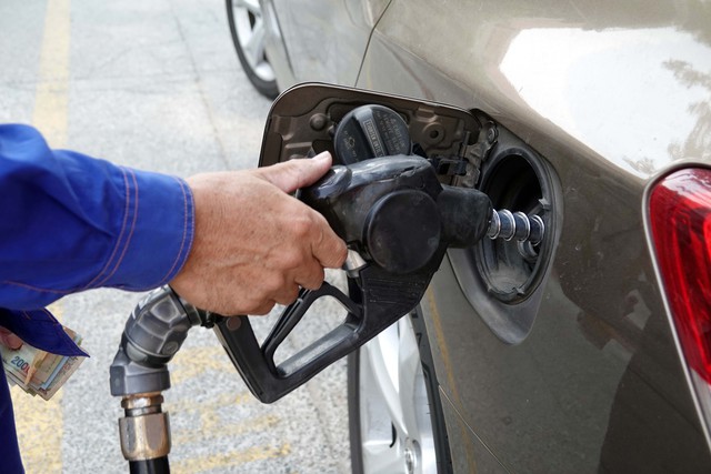 Giá xăng dầu hôm nay 18.2.2023: Tuần giảm hơn 4% - Ảnh 1.
