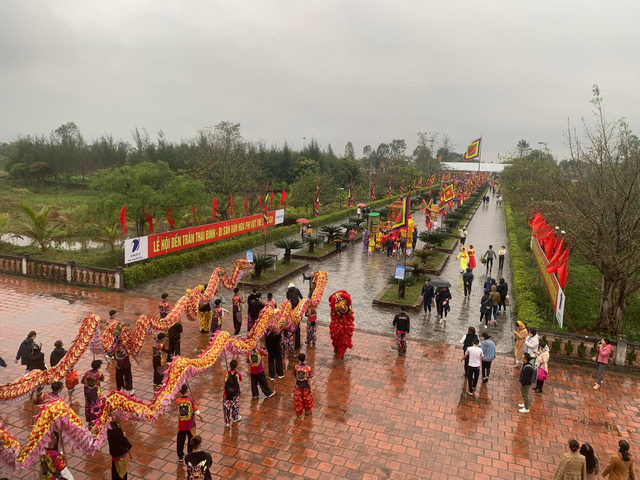 Độc đáo cỗ cá và cặp bánh kỷ lục Guinness Việt Nam tại Lễ hội đền Trần - Ảnh 5.